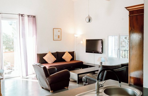 Saint-Nazaire Other | Authentic, charming farmhouse in the heart of a winegrowing estate with sea views