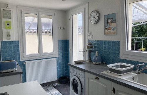 Saujon House | Authentic Charming 2 Bedroom House with Garden near City Center