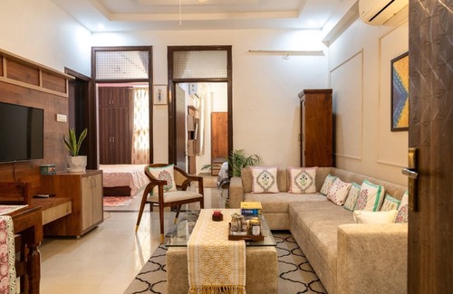 Jaipur Apartment | Authentic Indian Retreat: Heritage Decor & Local Flavours at 3BHK spacious home