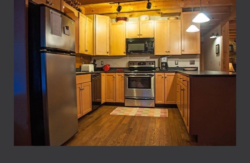 Timberline Cabin | AUTHENTIC LOG CABIN-11 Acre Lake, Central AC, Hot tub, WiFi
