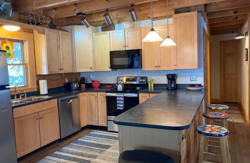 Timberline Cabin | AUTHENTIC LOG CABIN-11 Acre Lake, Central AC, Hot tub, WiFi