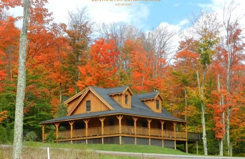 Timberline Cabin | AUTHENTIC LOG CABIN-11 Acre Lake, Central AC, Hot tub, WiFi