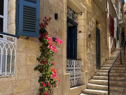Cospicua House | Authentic Maltese Boutique Holiday Home with Rooftop Pool - Moon Townhouse