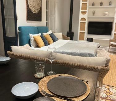 Cospicua House | Authentic Maltese Boutique Holiday Home with Rooftop Pool - Moon Townhouse