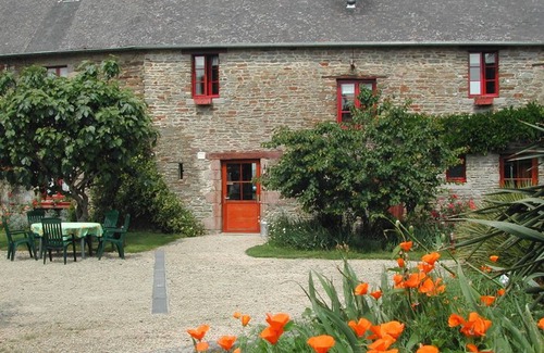 Servon Cottage | Authentic Norman farmhouse, peaceful with garden, pets allowed