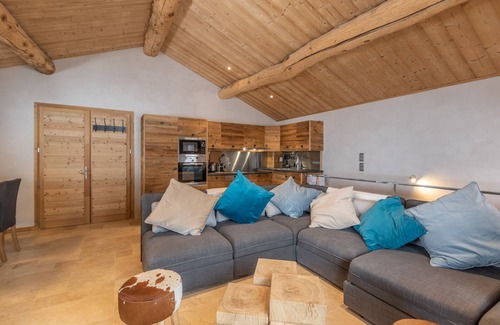 Arc-1600 Ski Chalet | Authentic renovated chalet on the slopes 5 min walk Arc 1600 4 ch 3 bath 12pers