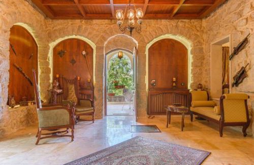 Duhur ash Shuwayr House | Authentic Villa with Pool and Garden in Beit Chabeb