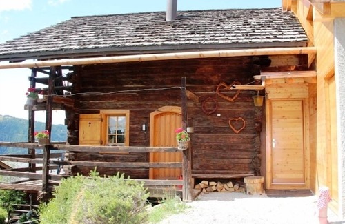 St. Luc Ski Chalet | Authentique chalet valaisan en madrier de mélèze sur deux étages pour 7 personnes, récemment rénové.