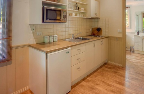 Bright Cottage | AUTUMN ABODE COTTAGES - ONE: Bright