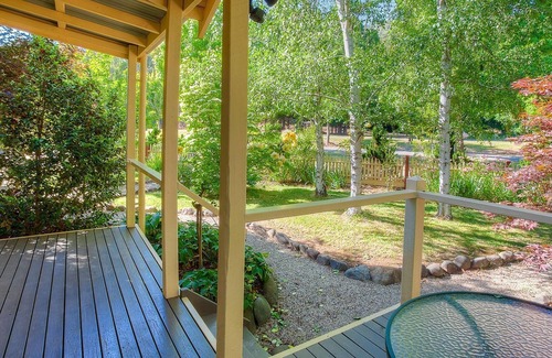 Bright Cottage | AUTUMN ABODE COTTAGES - ONE: Bright