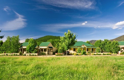 Bright Cottage | AUTUMN ABODE COTTAGES - ONE: Bright