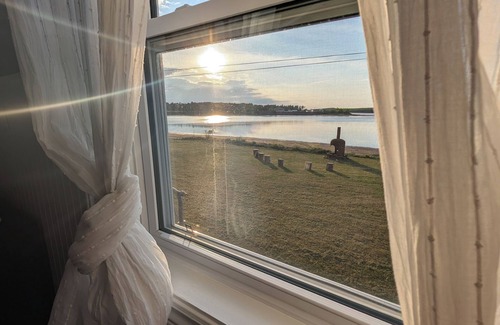 Sainte-Anne-de-Kent House | Autumn Beachfront Getaway - Coastal Calm & Comfort
