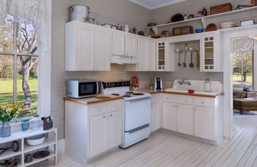 Rayne Cottage | Autumn Cottage: Sunlit Private Cottage in Cajun Country with Lake Views & Porch