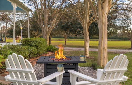 Rayne Cottage | Autumn Cottage: Sunlit Private Cottage in Cajun Country with Lake Views & Porch