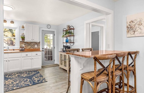 Buford Cottage | Autumn in Buford Walkable Downtown Getaway