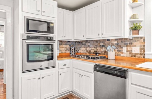 Buford Cottage | Autumn in Buford Walkable Downtown Getaway
