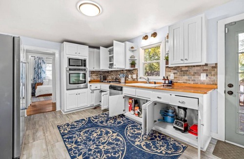 Buford Cottage | Autumn in Buford Walkable Downtown Getaway