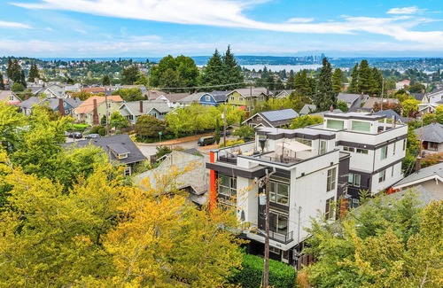 North Beacon Hill Apartment | Autumn Leaves in Jefferson Park