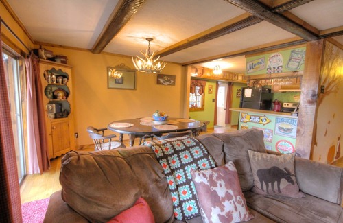 Stanley Cabin | Autumn Ridge- Cozy cabin in the Blue Ridge Mountains with a bubbly hot tub!🗻