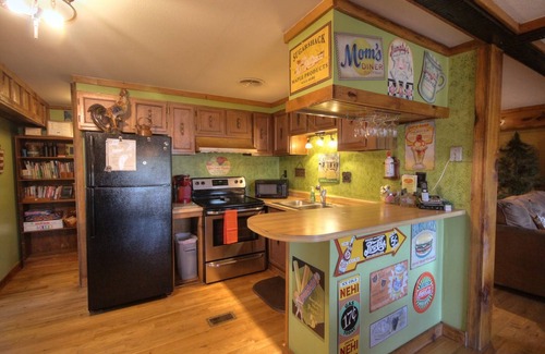 Stanley Cabin | Autumn Ridge- Cozy cabin in the Blue Ridge Mountains with a bubbly hot tub!🗻