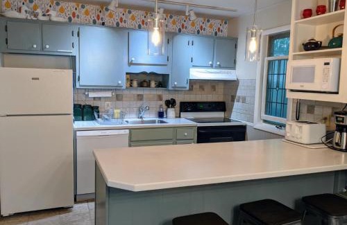 Berkeley Springs House | Autumn Wings - Propane Grill, Wifi, Kid Friendly, King Bed, Games, Screen Porch, Pool Access, Hiking