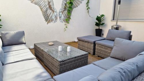 Hammerschmiede Apartment | AUXBRG - 4 Zimmer, XL Terrasse, 65 Zoll TV, PS4