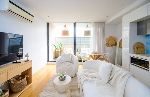 Port Melbourne Apartment | Ava, 1 block away from the beach