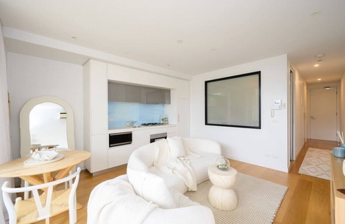 Port Melbourne Apartment | Ava, 1 block away from the beach
