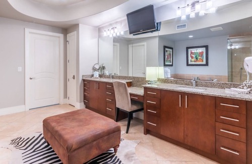 Orange Beach Condo | Avail 8/4 3 -7 nights EXECUTIVE CLASS LUXURY! Top Notch unit! 8th floor corner
