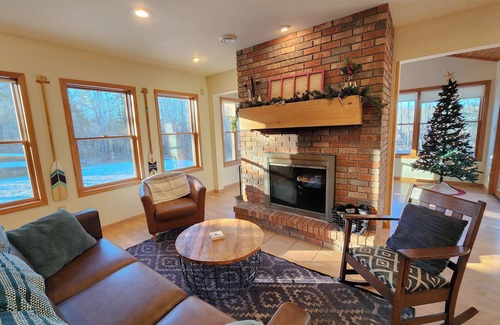 Ojibwa Cabin | Avail Cheq. MTN Bike Fest!-Hot Tub, WIFI, King Bed