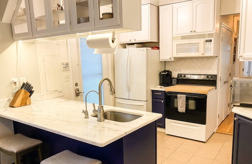 Edgewater House | Available for CW 2025 Family and Pet-friendly Edgewater cottage with hot tub in waterfront community