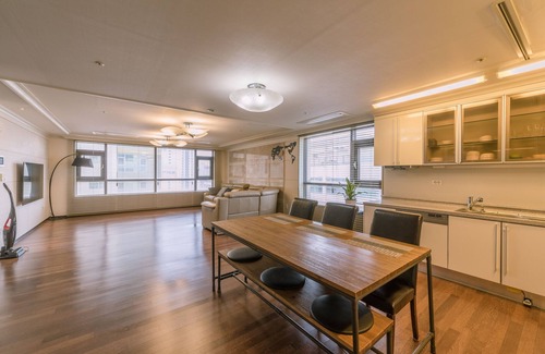 Busanjin Apartment | Available for up to 30 people 4-bedroom apartment in enchanting Busan with WiFi