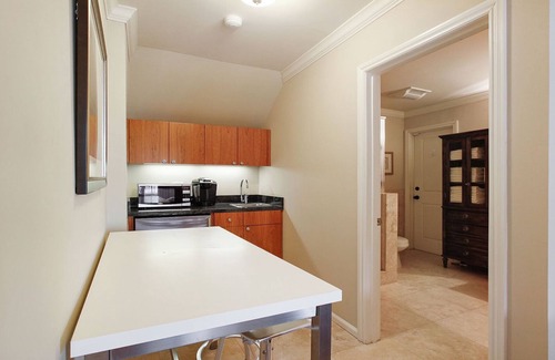 Russian Hill Apartment | AVAILABLE NOW! SPECIAL FALL PRICING: 50+ FIVE STAR REVIEWS!