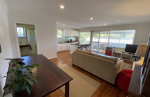 Avalon Beach Apartment | Avalon Beach Break is a Romantic airconditioned getaway100 meters to the beach!