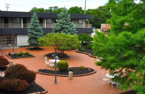 Sandusky Hotel | Avalon Inn