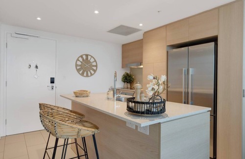 Broadbeach Apartment | Avani Vista Stylish Beachside Retreat with Gym