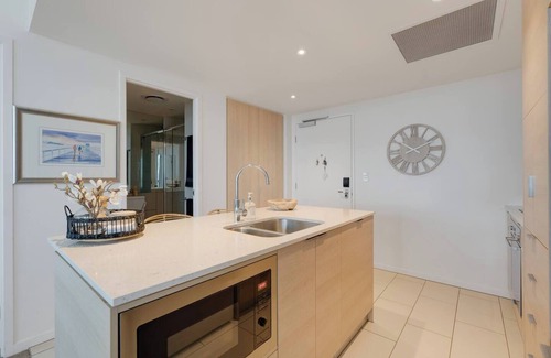 Broadbeach Apartment | Avani Vista Stylish Beachside Retreat with Gym