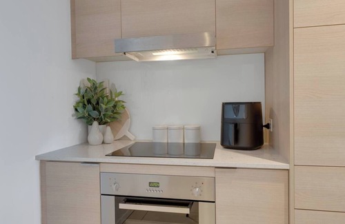 Broadbeach Apartment | Avani Vista Stylish Beachside Retreat with Gym