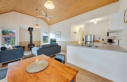 Bright Apartment | AVC - Maple Cottage, Bright