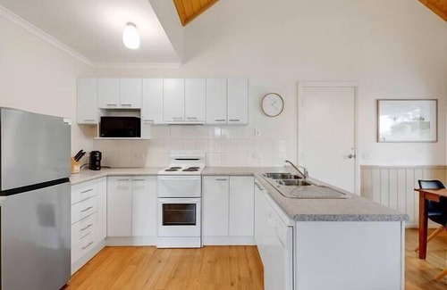 Bright Apartment | AVC - Maple Cottage, Bright
