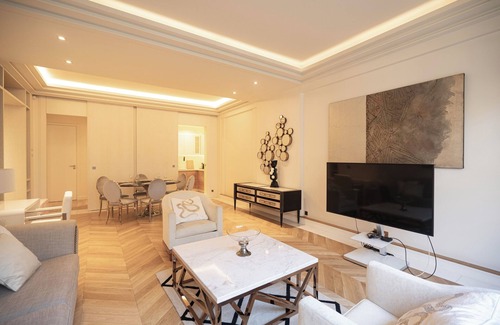 Champs-Elysees Apartment | Ave Montaigne - Lux 2BD with AC