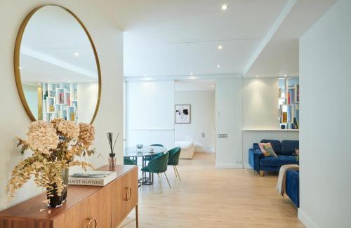 Champs-Elysees Apartment | Avenue Montaigne - Prestigieux 2BR