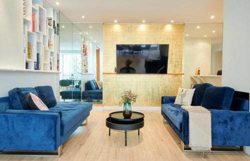 Champs-Elysees Apartment | Avenue Montaigne - Prestigieux 2BR