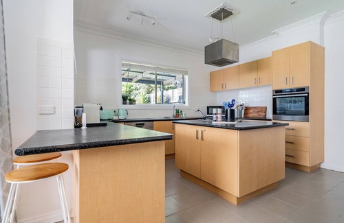 Rosebud House | Avenues gorgeous home 4 🛏️ 2 🛁 King bed AC wifi games room pets 👍 BBQ.