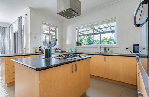 Rosebud House | Avenues gorgeous home 4 🛏️ 2 🛁 King bed AC wifi games room pets 👍 BBQ.