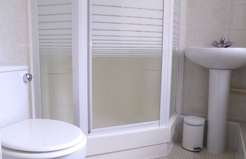 Tollcross House | Averon Guest House