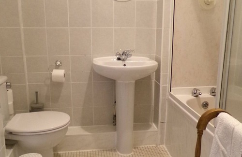 Tollcross House | Averon Guest House