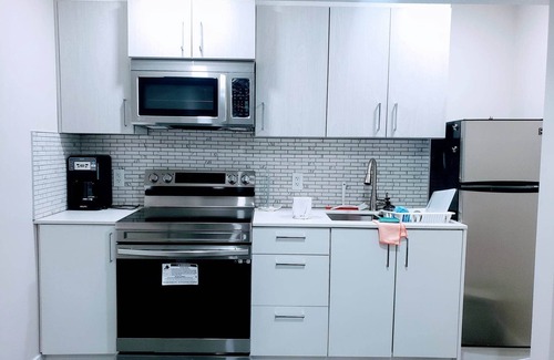 Southwest Edmonton House | AviAana 1 Bedroom Basement Suite