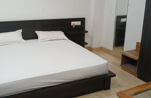 Khagaria Hotel | Avini's Garden & Hotel By GRB