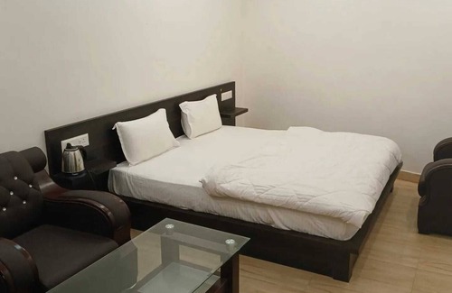 Khagaria Hotel | Avini's Garden & Hotel By GRB